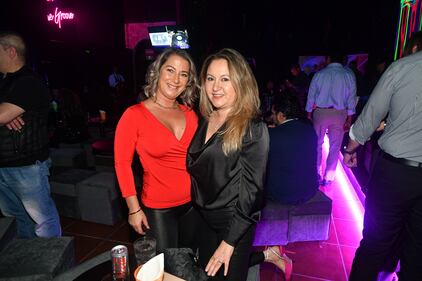 La espera terminó, ‘Neón Discoteque’ abrió sus puertas para transportar al público a una experiencia retro llena de nostalgia, en compañía de música de la década de los 70’s, 80’s y 90’s.