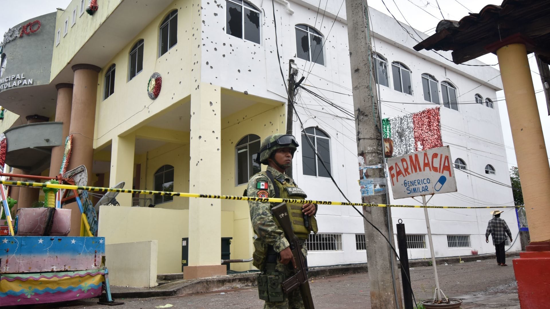Soldados resguardan el Palacio Municipal de San Miguel Totoloapan en donde ayer un comando armado asesinó a 20 personas, entre ellas al presidente municipal Conrado Mendoza.