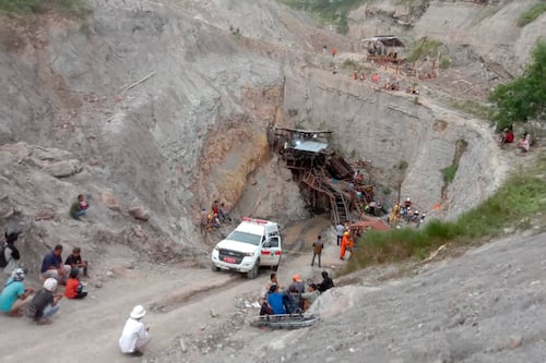 Mueren 10 mineros en Indonesia por explosión en mina de carbón 