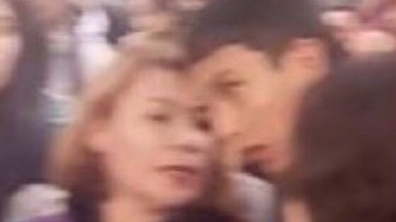 Foto de mujer junto al presunto agresor del candidato Miguel Uribe.