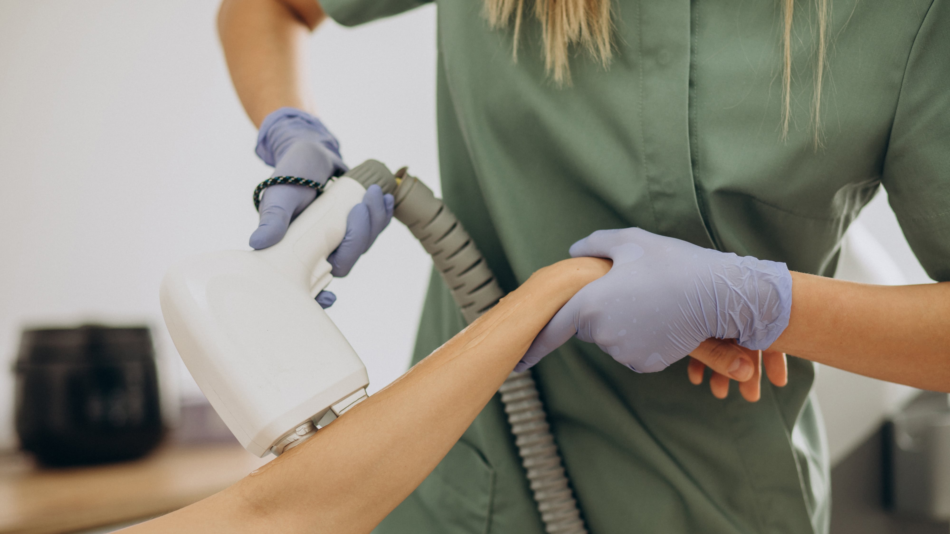 La depilación permanente es uno de los tratamientos estéticos más solicitados en centros y clínicas de belleza, tanto por hombres como por mujeres. Foto: Freepik.