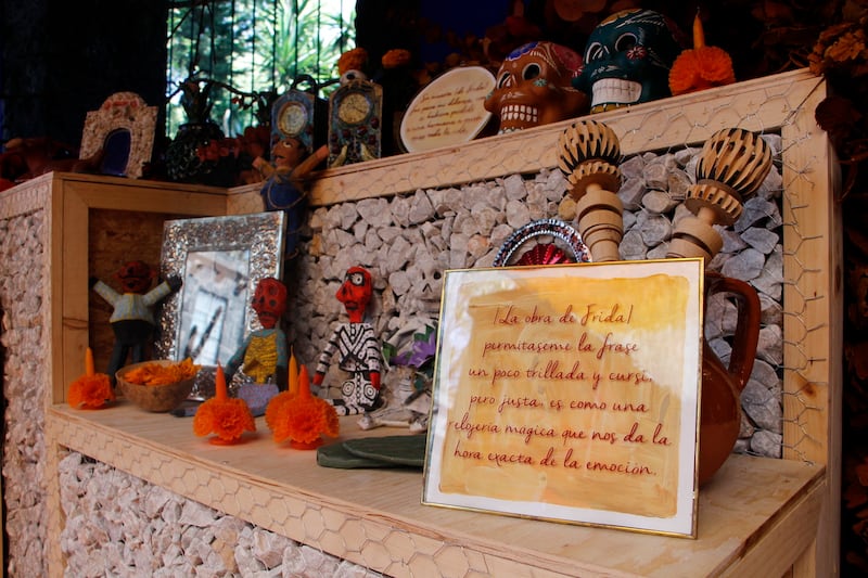 La Casa Azul de Frida Kahlo celebra la amistad de ella y Juan O'Gorman con un altar de Día de Muertos