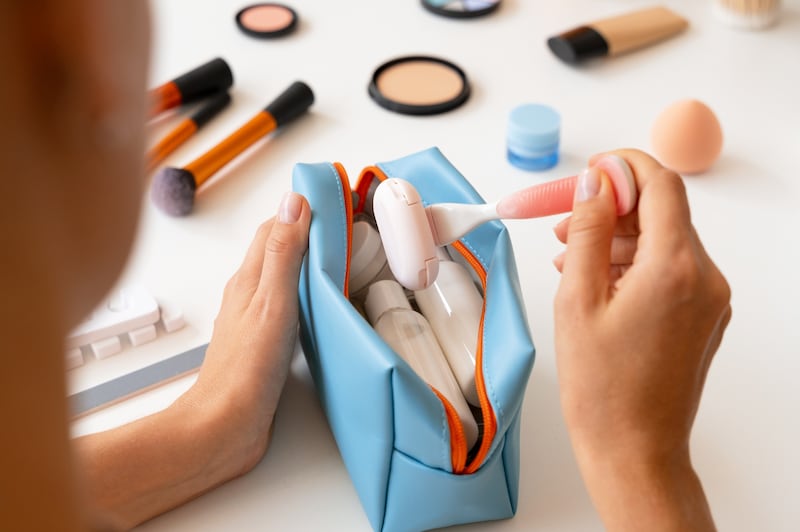 Aprende cómo reciclar correctamente tus envases de belleza, qué materiales son aprovechables y dónde llevarlos para darles una segunda vida