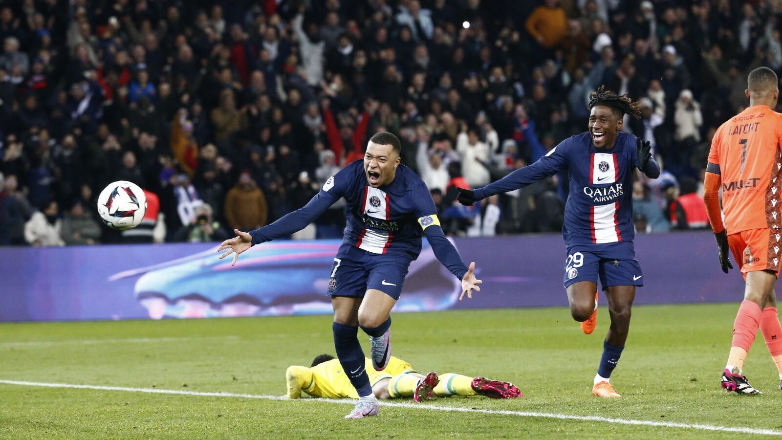 Mbappé portó el gafete de capitán.