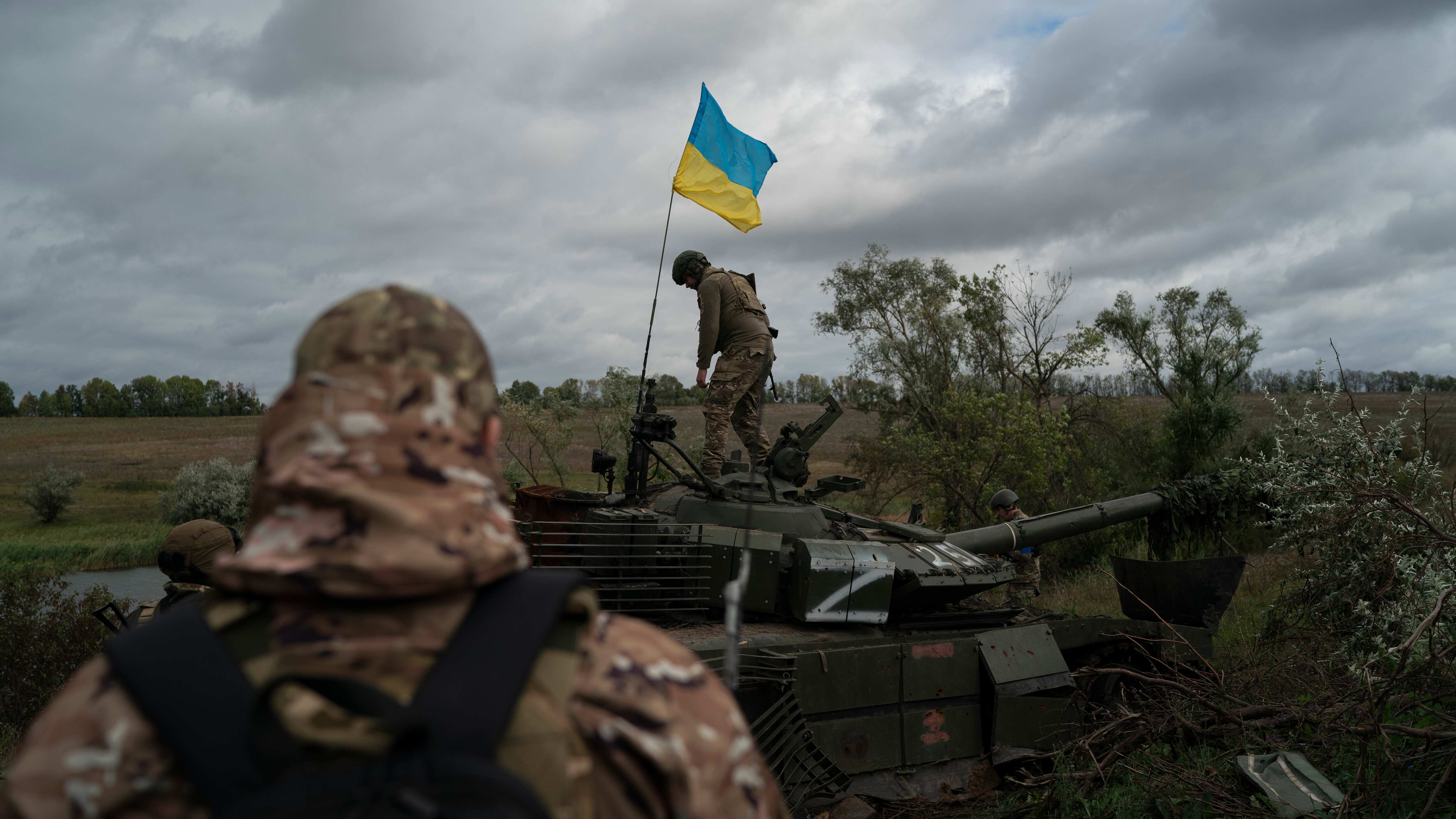 ARCHIVO - Un soldado de la guardia nacional ucraniana sobre un tanque ruso destruido en una zona cercana a la frontera con Rusia, en la región de Kharkiv, Ucrania, el 19 de septiembre de 2022. Una rápida contraofensiva ucraniana a principios de este mes que obligó a las tropas rusas a retirarse de amplias franjas de la región nororiental de Kharkiv ha obligado al Kremlin a apresurarse a absorber las zonas controladas por Rusia en el este y el sur de Ucrania. (AP Photo/Leo Correa, Archivo)