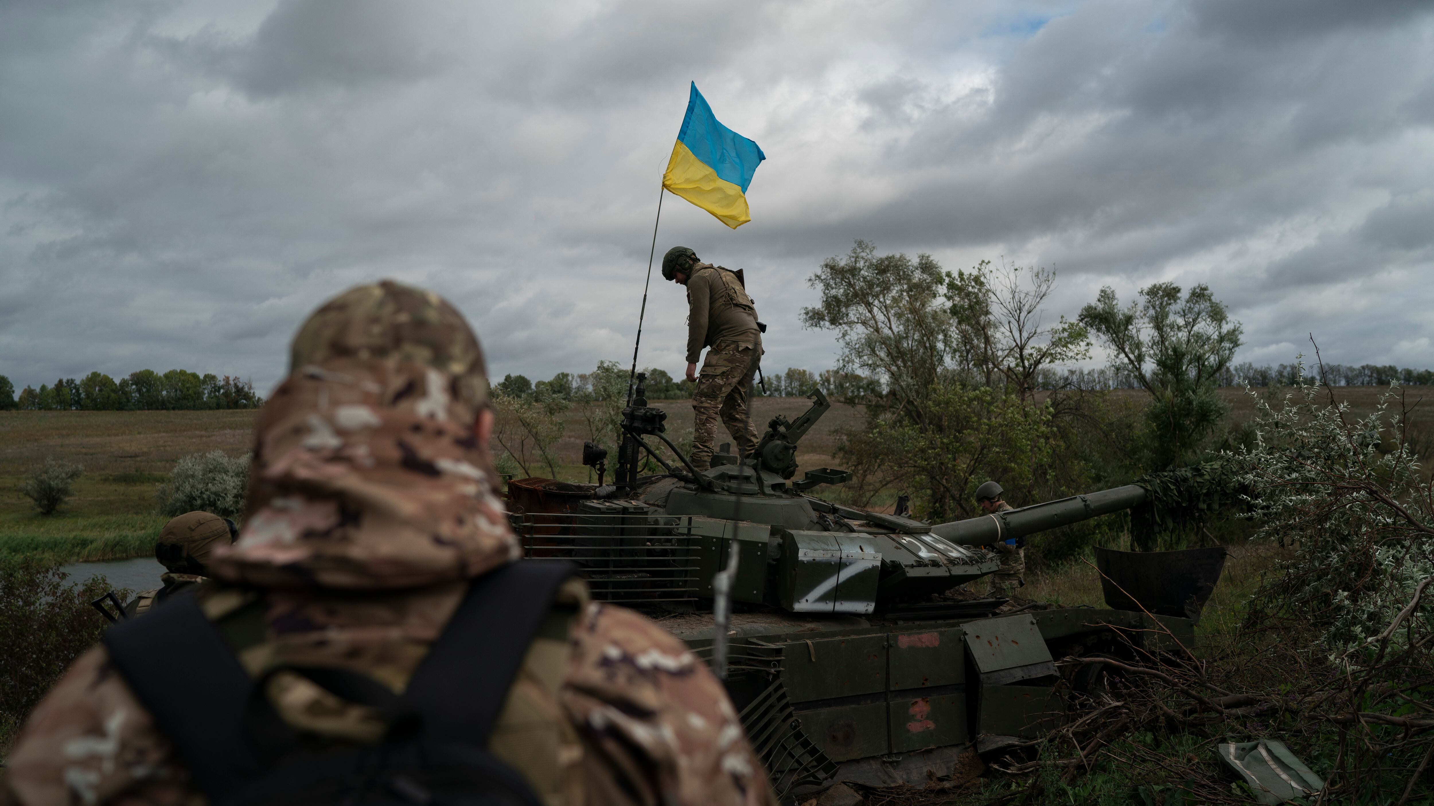 ARCHIVO - Un soldado de la guardia nacional ucraniana sobre un tanque ruso destruido en una zona cercana a la frontera con Rusia, en la región de Kharkiv, Ucrania, el 19 de septiembre de 2022. Una rápida contraofensiva ucraniana a principios de este mes que obligó a las tropas rusas a retirarse de amplias franjas de la región nororiental de Kharkiv ha obligado al Kremlin a apresurarse a absorber las zonas controladas por Rusia en el este y el sur de Ucrania. (AP Photo/Leo Correa, Archivo)