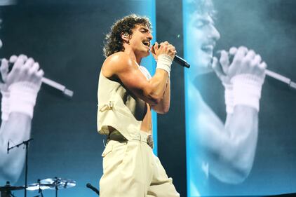 Benson Boone añadió una noche exitosa a su carrera como parte de su primera presentación en México en el Pepsi Center el pasado 3 de abril, logrando conquistar a sus fanáticos que consiguieron celebrar la visita del famoso artista al ritmo de sus temas más populares.  El intérprete de tan solo 22 años protagonizó una noche única, en donde deleitó a sus seguidores con algunos de sus exitosos temas, entre ellos “Beautiful Things”, “Cry”, “Sugar Sweet”, “Before You”, “What Was”, entre otros.