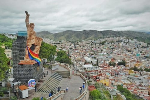 Bandera LGBTQ+ pinta históricas calles de Guanajuato
