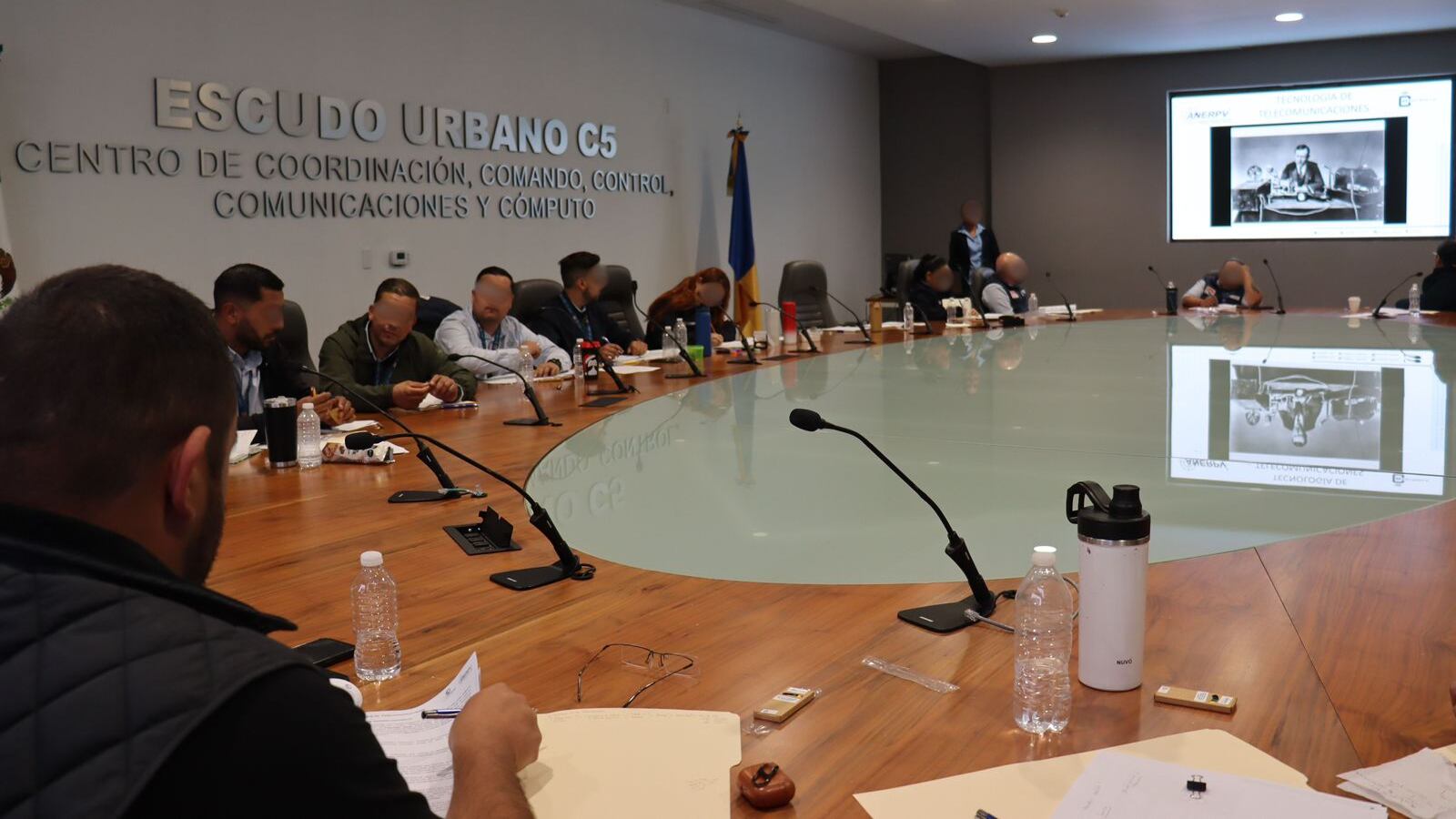 Para profesionalizar y fortalecer las capacidades del personal de Seguridad y Monitoreo en Jalisco, 54 colaboradores de Escudo Urbano C5 fueron certificados en estándares de monitoreo de sistemas de geolocalización, bajo los Estándares de Competencia EC0023 y ECANEEPV01.01. Estas certificaciones se llevaron a cabo a través del Consejo Nacional de Normalización y Certificación de Competencias Laborales (CONOCER).