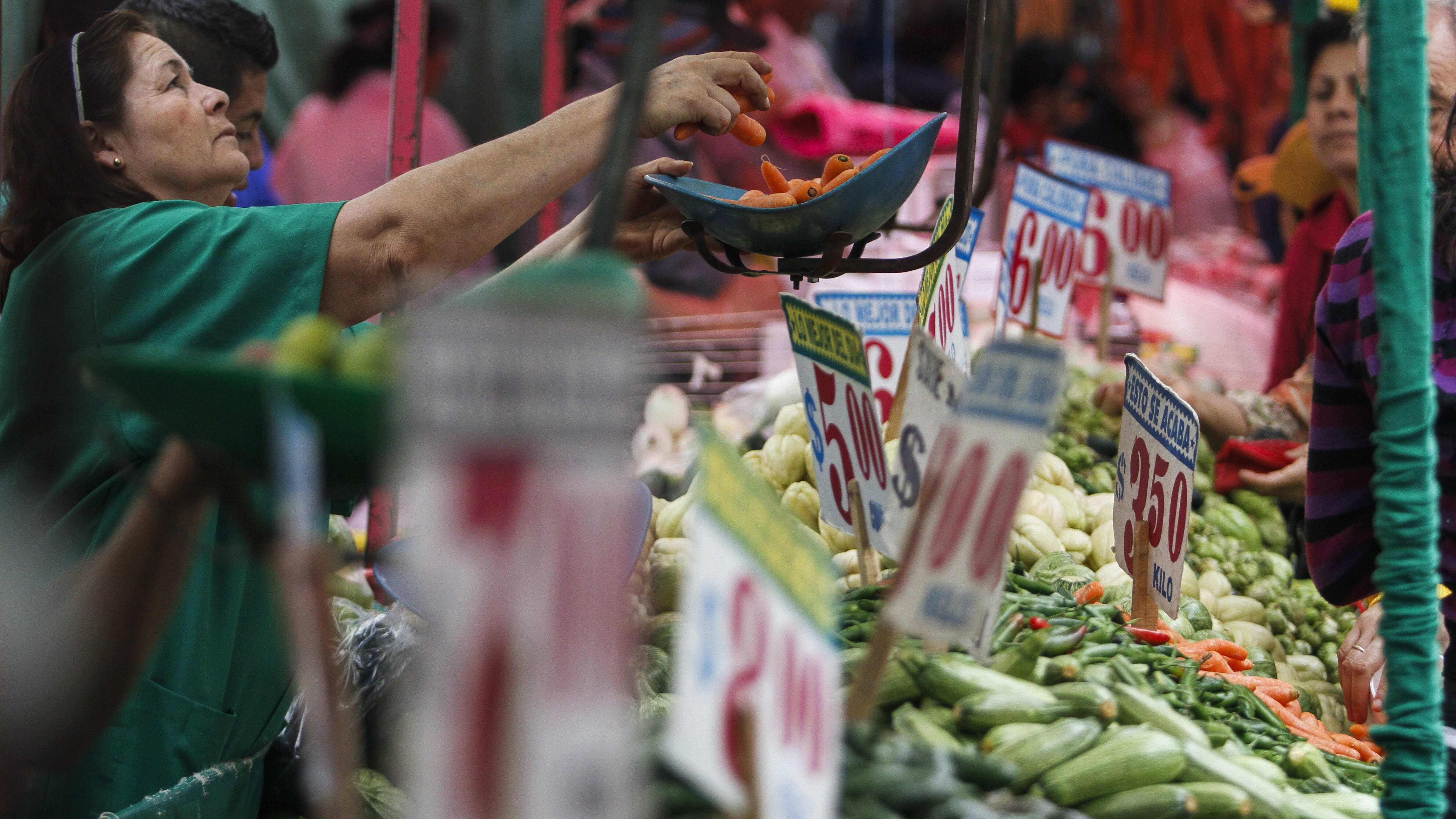 Precio de la cebolla se confirmó como la hortaliza más cara, seguida por el jitomate y lechuga; aunque el chícharo sorprendió con un precio de 199 pesos por kilo.