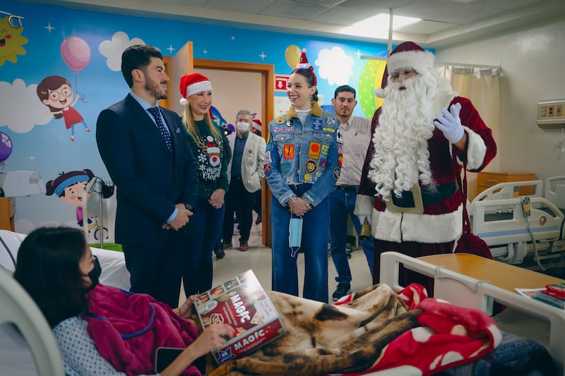 El gobernador y su esposa, Mariana Rodríguez, llevaron juguetes y alegría a los chicos.