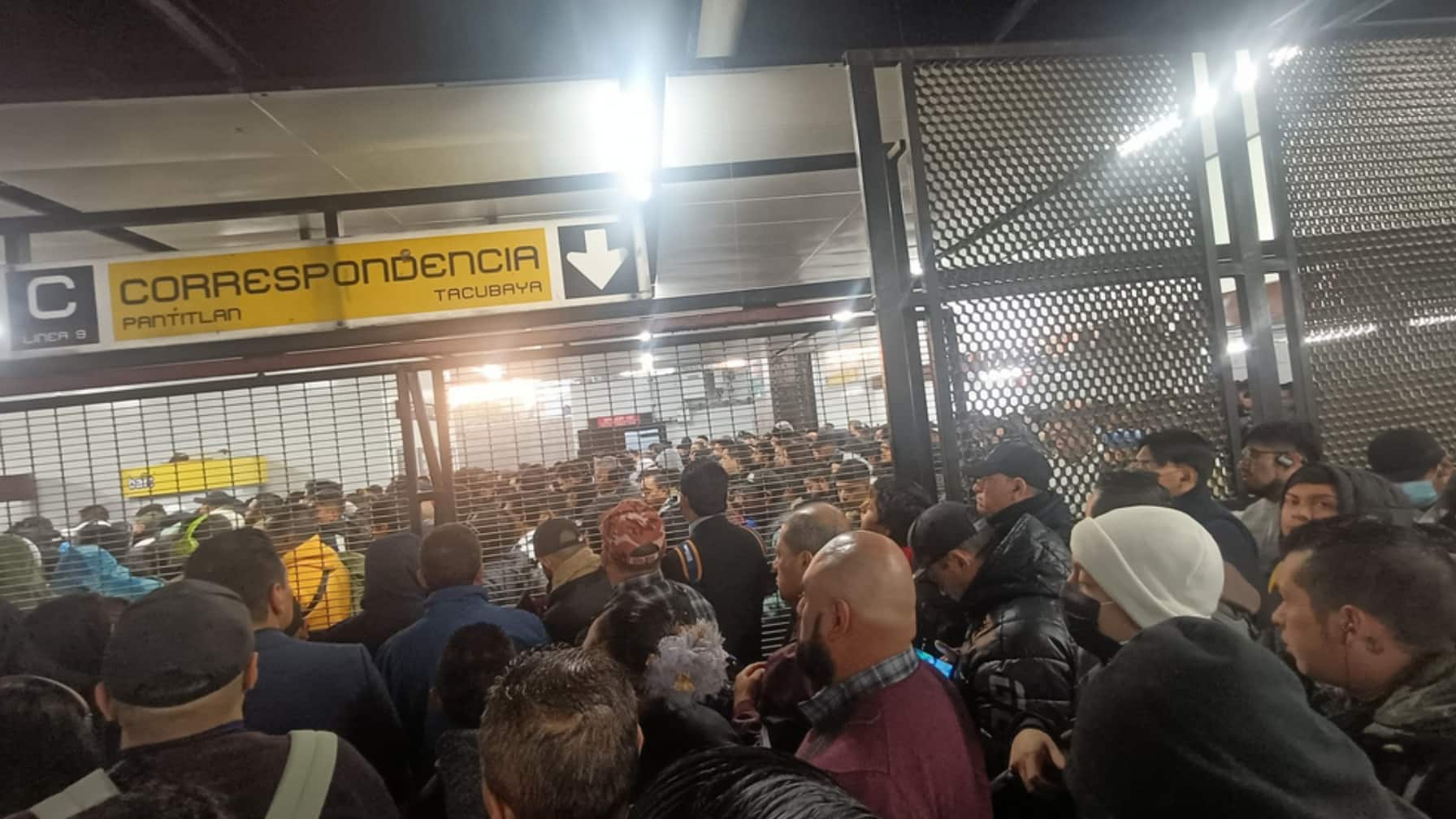 El Metro justificó las demoras por operativos de dosificación y revisión de trenes en horas pico matutinas.