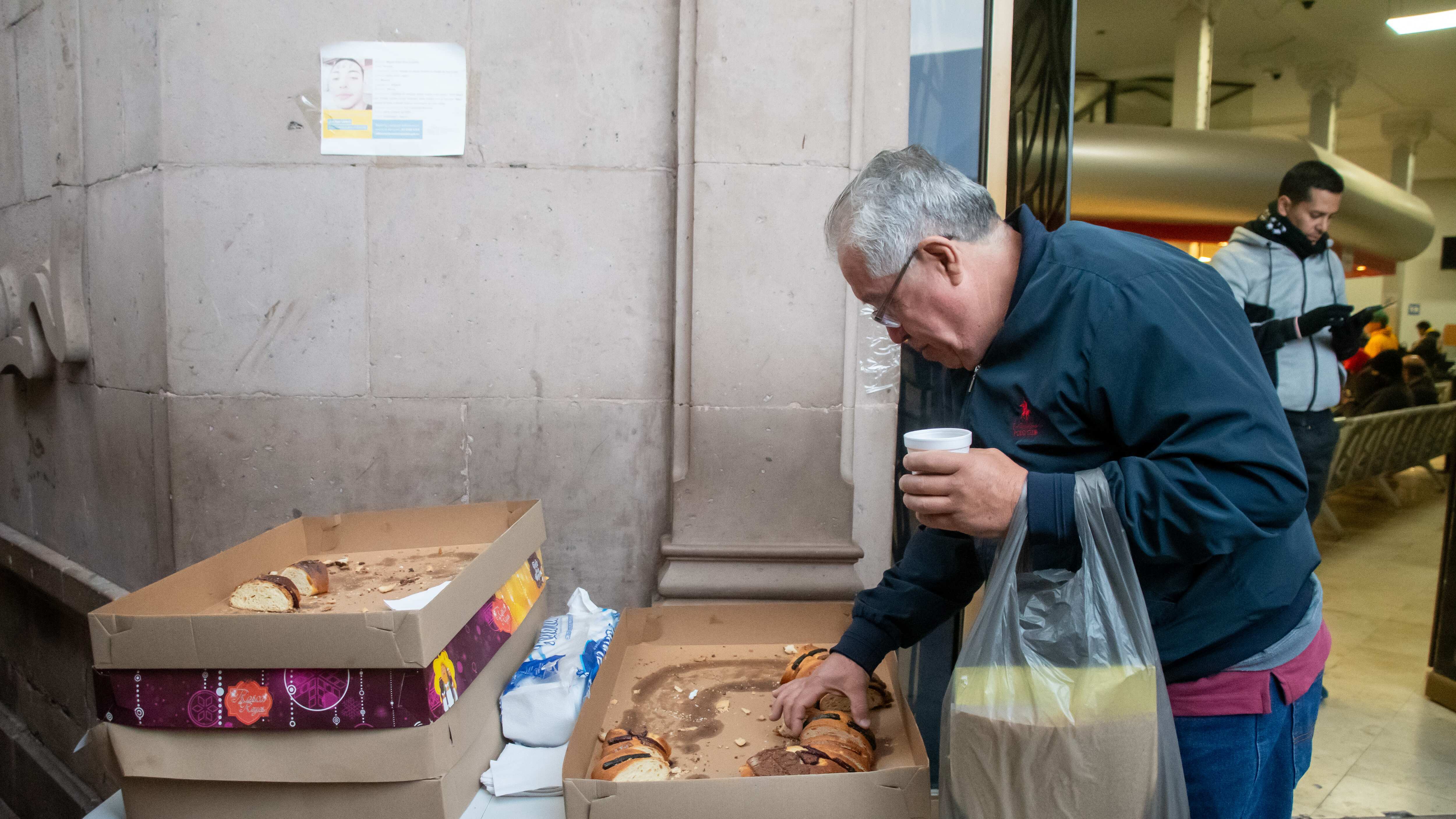 El Gobierno de Jalisco, a través de la Secretaría de la Hacienda Pública, repartió Rosca de Reyes y café caliente a los contribuyentes que acudieron, desde las 6:00 de la mañana, a las recaudadoras del Área Metropolitana de Guadalajara (AMG) para cumplir con sus obligaciones fiscales.