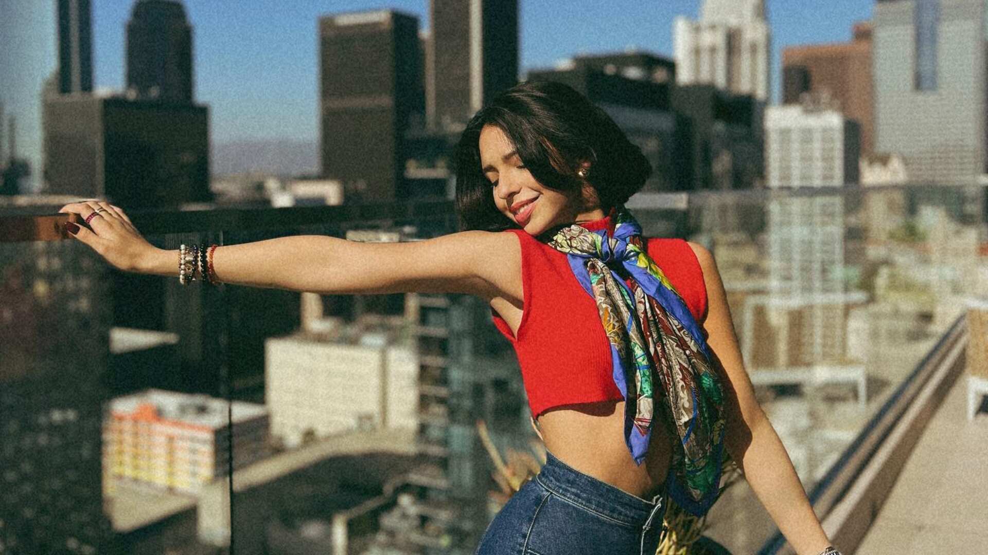 Ángela Aguilar despampanante en sexy bikini