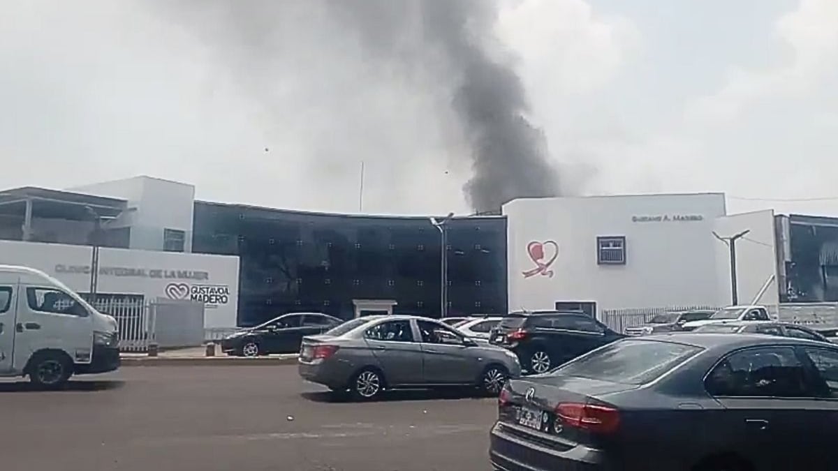 Arde Clínica Integral de la Mujer en GAM; incendio provoca enorme columna de humo negro