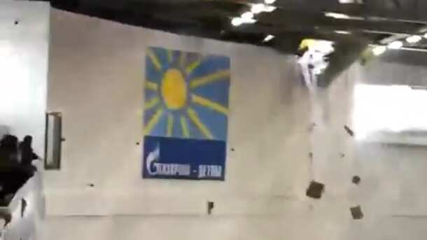 Techo se derrumba durante carrera de atletismo infantil