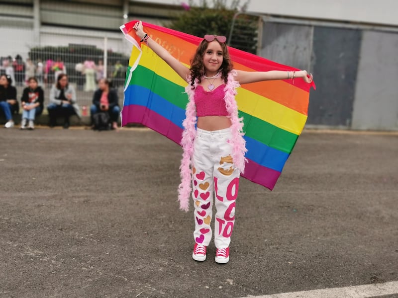 Camila llegó con un outfit inspirado en el cantante.