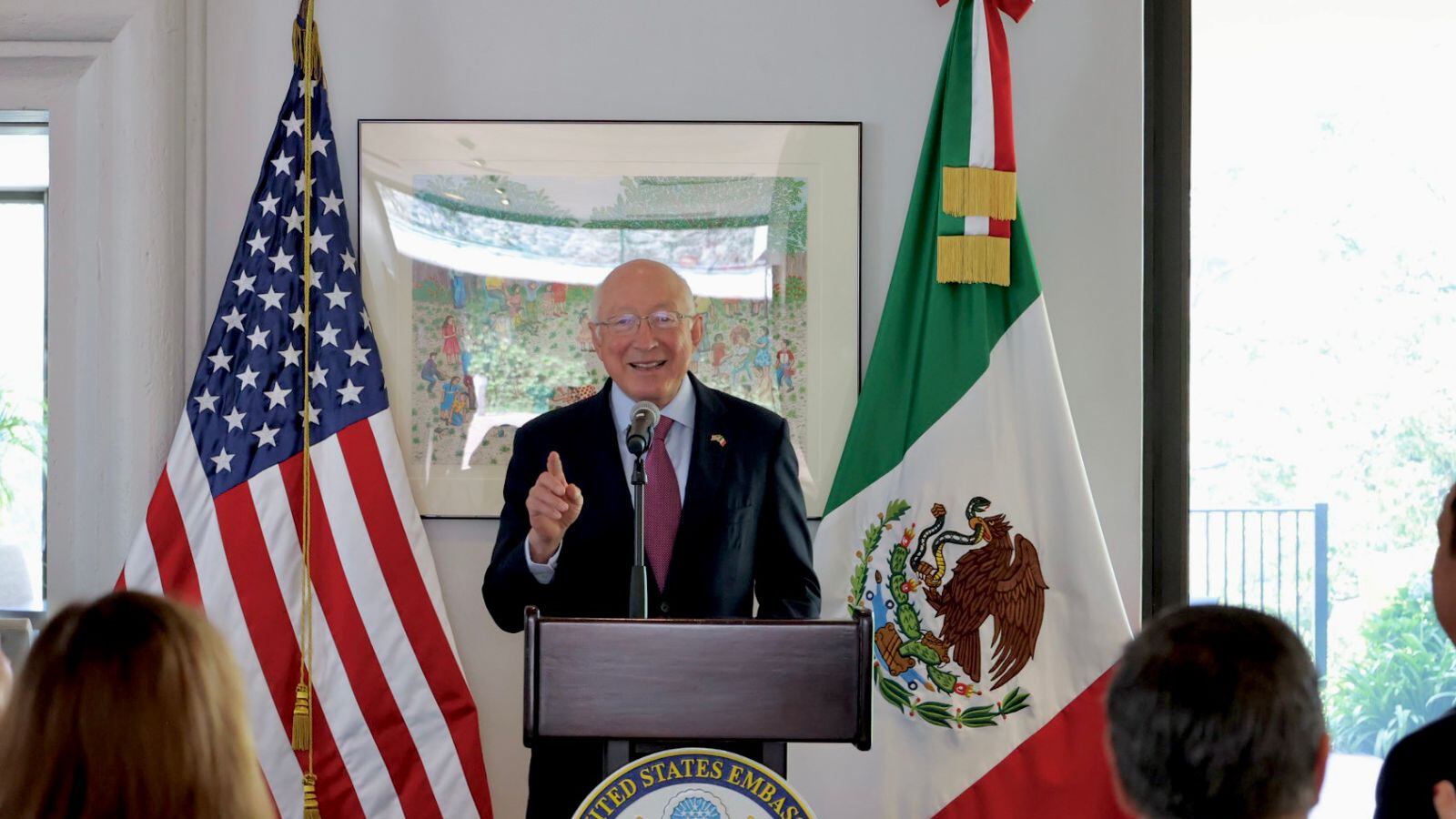 Ken Salazar pide mayor cooperación internacional contra tráfico de fentanilo