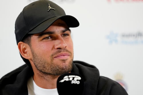 Golpe en el tenis: Carlos Alcaraz se baja del Barcelona Open por lesión de muñeca