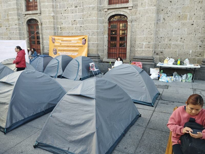 Los manifestantes acusan que no quieren recibirlos ni abrir diálogo con los manifestantes.