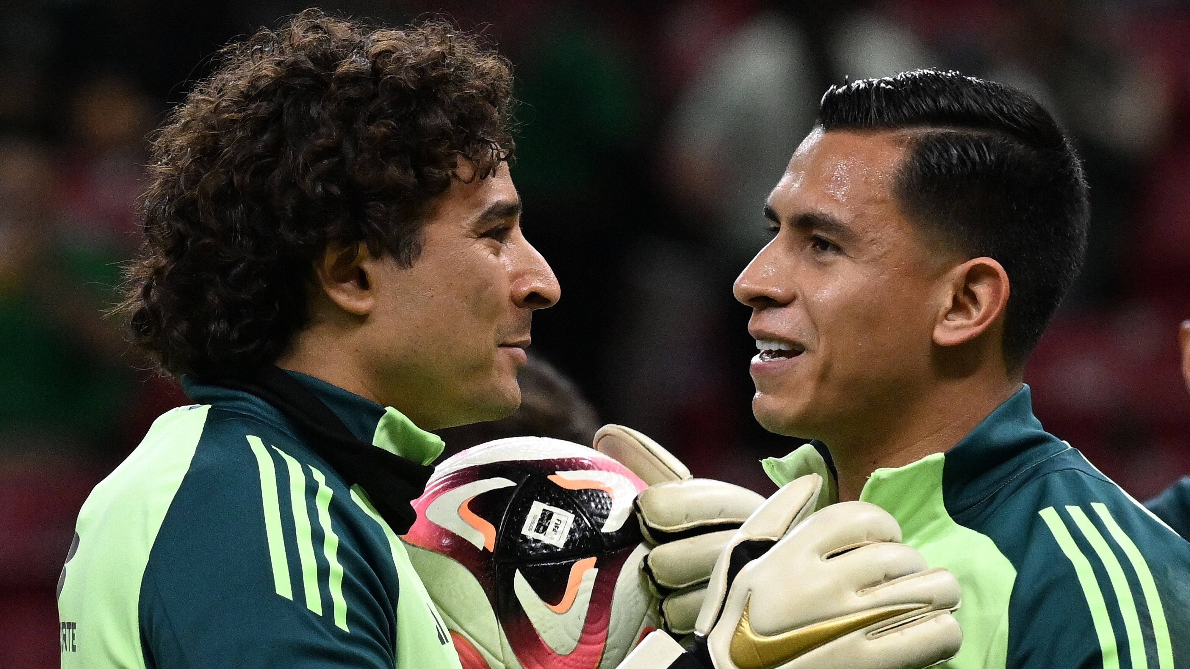 Malagón y Ochoa son los principales candidatos para defender al Tri en el Mundial 2026.