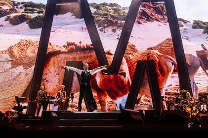 David Gahan, Martin Lee Gore y Andrew John Fletcher contagiaron a sus fanáticos con la energía de su gira ‘Memento Mori World Tour’, en la cual sorprendieron con temas como “Enjoy The Silence”, “Walking On My Shoes”, entre otros.