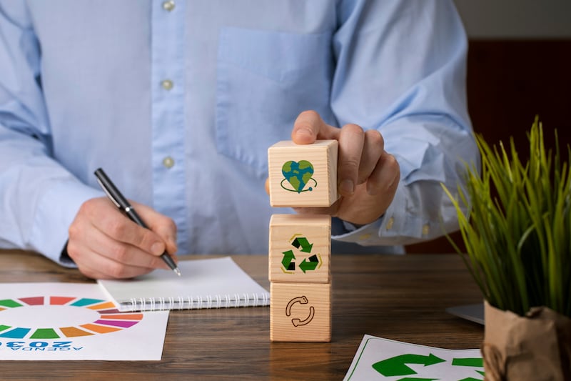 El cambio climático, los cambios provocados por el hombre en la naturaleza, así como los crímenes que perturban la biodiversidad, como la deforestación, el cambio de uso del suelo, la producción agrícola y ganadera intensiva o el creciente comercio ilegal de vida silvestre, pueden acelerar el ritmo de destrucción del planeta. Foto: Freepik.