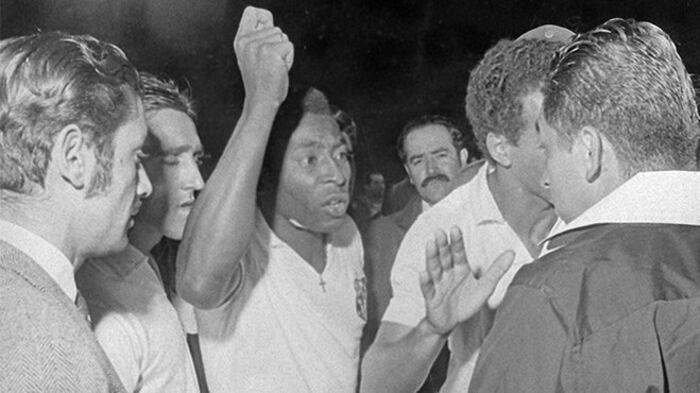 Pelé fue expulsado en un partido amistoso en 1968