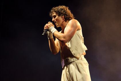 Benson Boone añadió una noche exitosa a su carrera como parte de su primera presentación en México en el Pepsi Center el pasado 3 de abril, logrando conquistar a sus fanáticos que consiguieron celebrar la visita del famoso artista al ritmo de sus temas más populares.  El intérprete de tan solo 22 años protagonizó una noche única, en donde deleitó a sus seguidores con algunos de sus exitosos temas, entre ellos “Beautiful Things”, “Cry”, “Sugar Sweet”, “Before You”, “What Was”, entre otros.