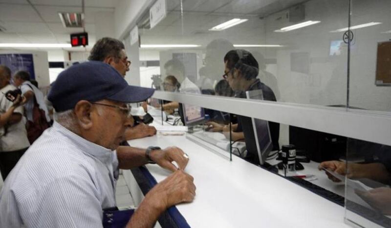 acuden a la ventanilla a cobrar su pensión.