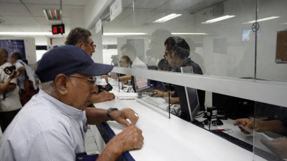 acuden a la ventanilla a cobrar su pensión.