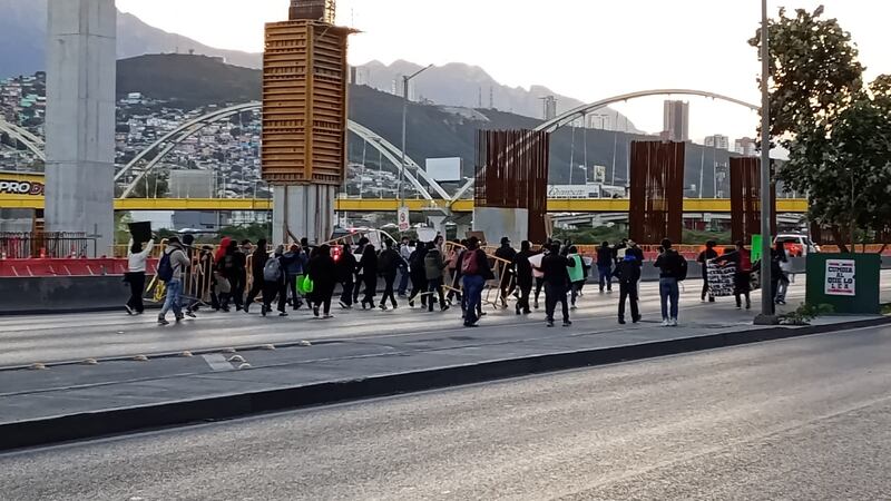 Los manifestantes cerraron los carriles ordinario y exprés de Constitución.
