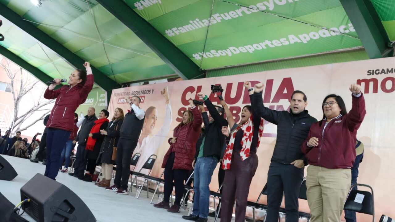 Con todo y frío, Sheinbaum se encontró con simpatizantes en Apodaca.