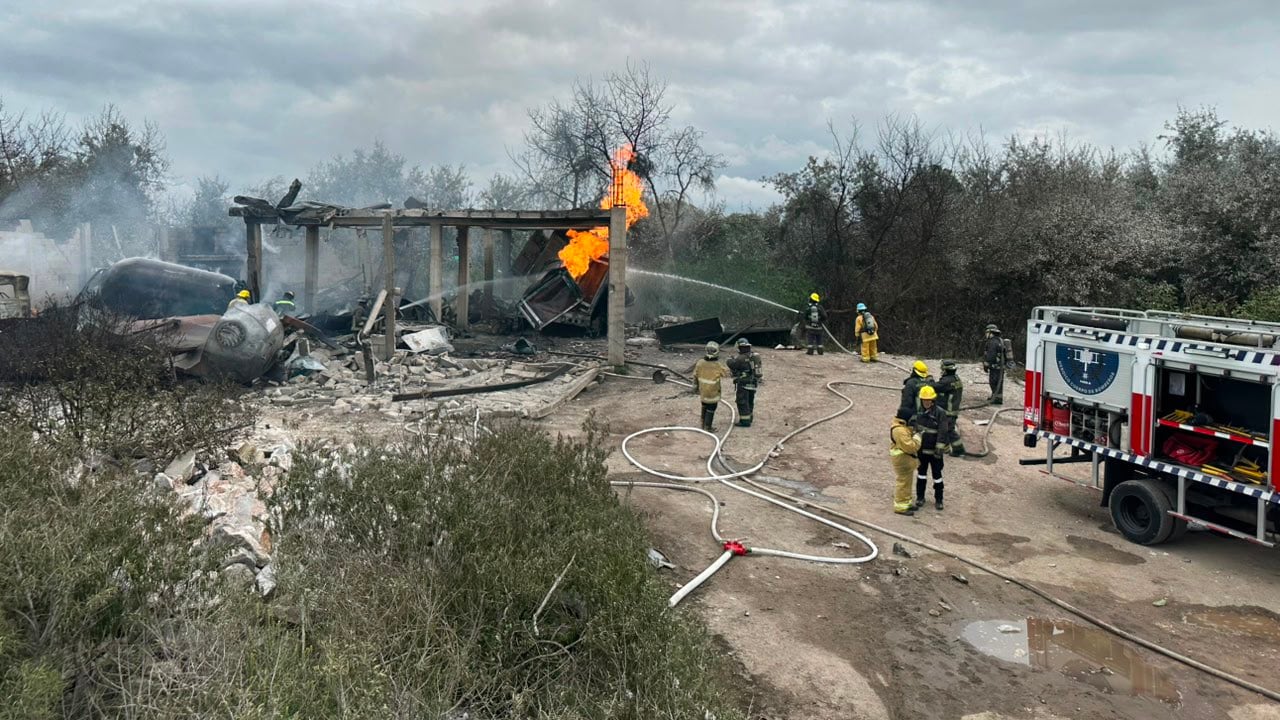 Imágenes difundidas en redes sociales captaron las enormes llamas, columnas de humo y la salida apresurada de estudiantes tras las detonaciones.