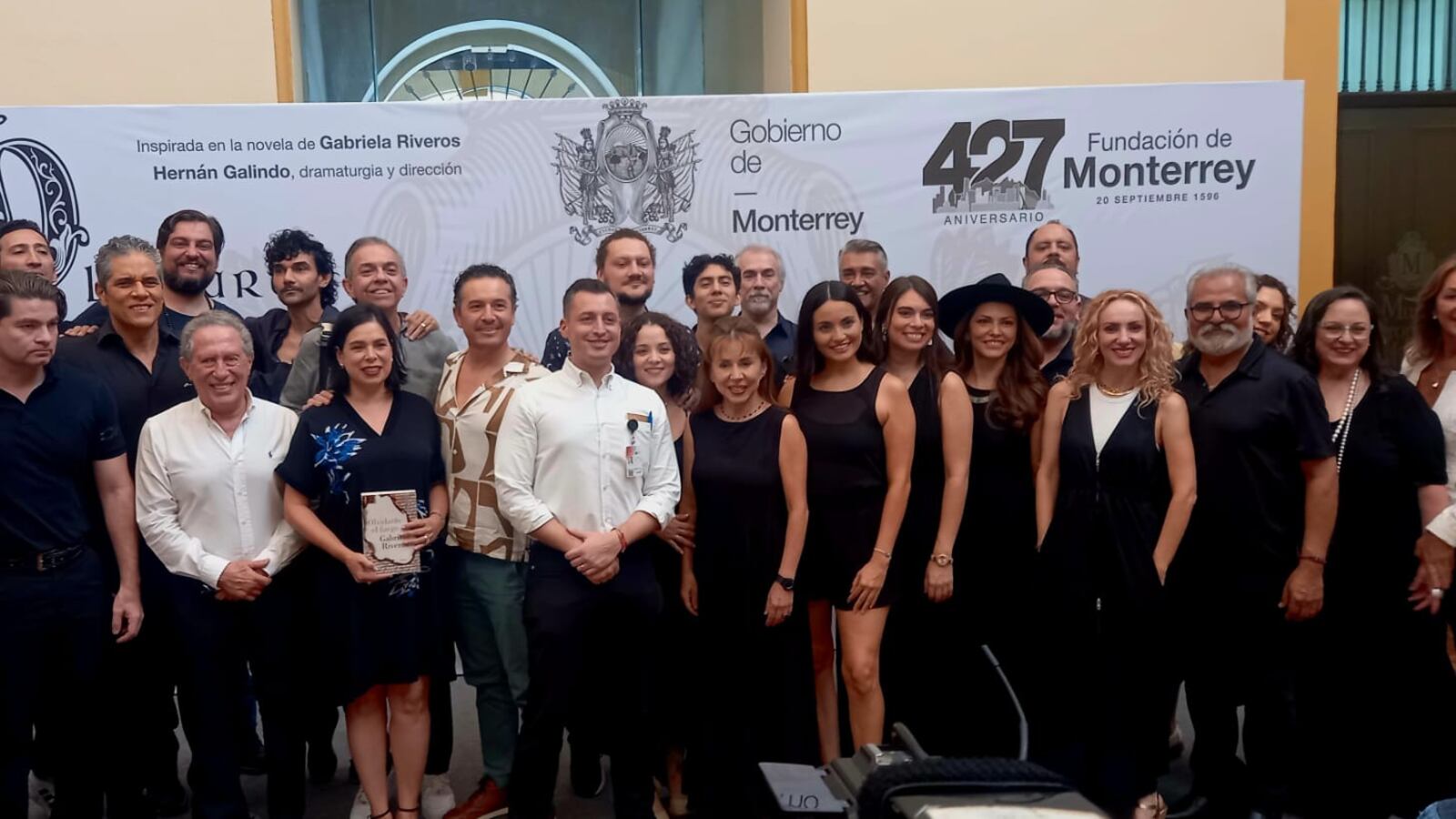 Luis Donaldo Colosio Riojas, alcalde de Monterrey, posó junto a lo actores, la autora y el director de “Olvidarás el fuego”.