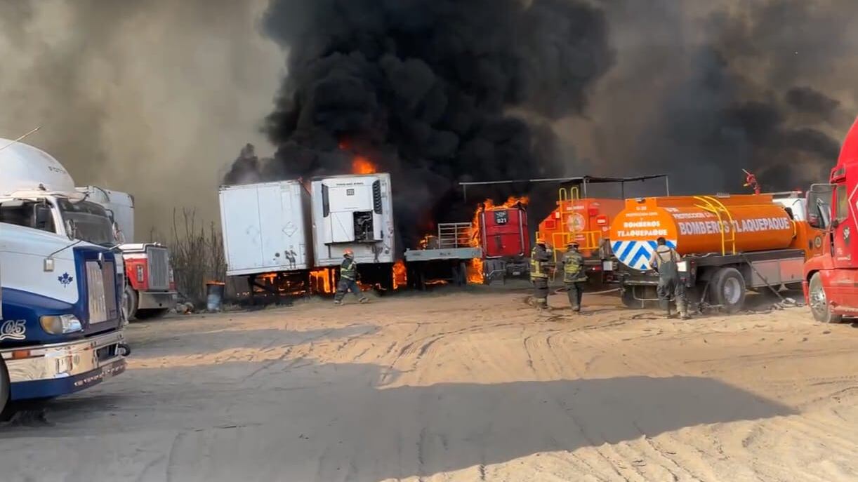 El incendio en el predio de El Álamo alcanzó a varios vehículos estacionados.