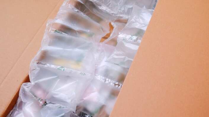 Plásticos de un solo uso en empaques que entregan empresas de comercio electrónico.