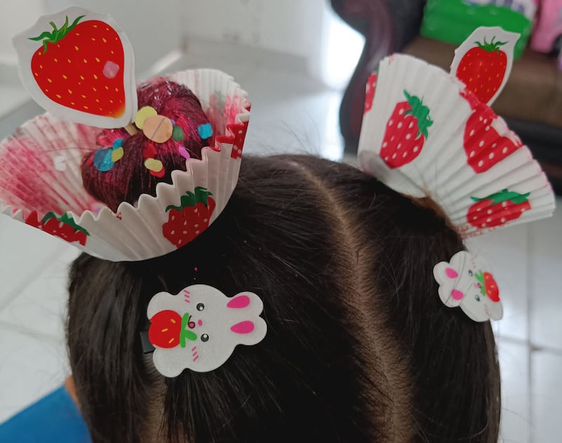 Escuelas piden usas peinados locos para celebrar el Día del Niño.