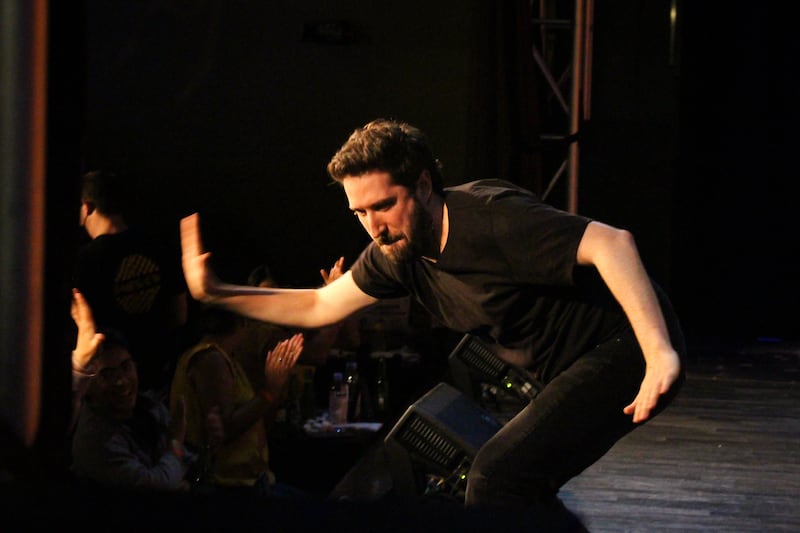 Alex Fernández enfrenta la depresión con su show ‘Sin toronja’