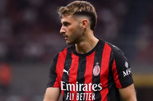 Santiago Giménez se llena de elogios en Italia a pesar de su falta de goles