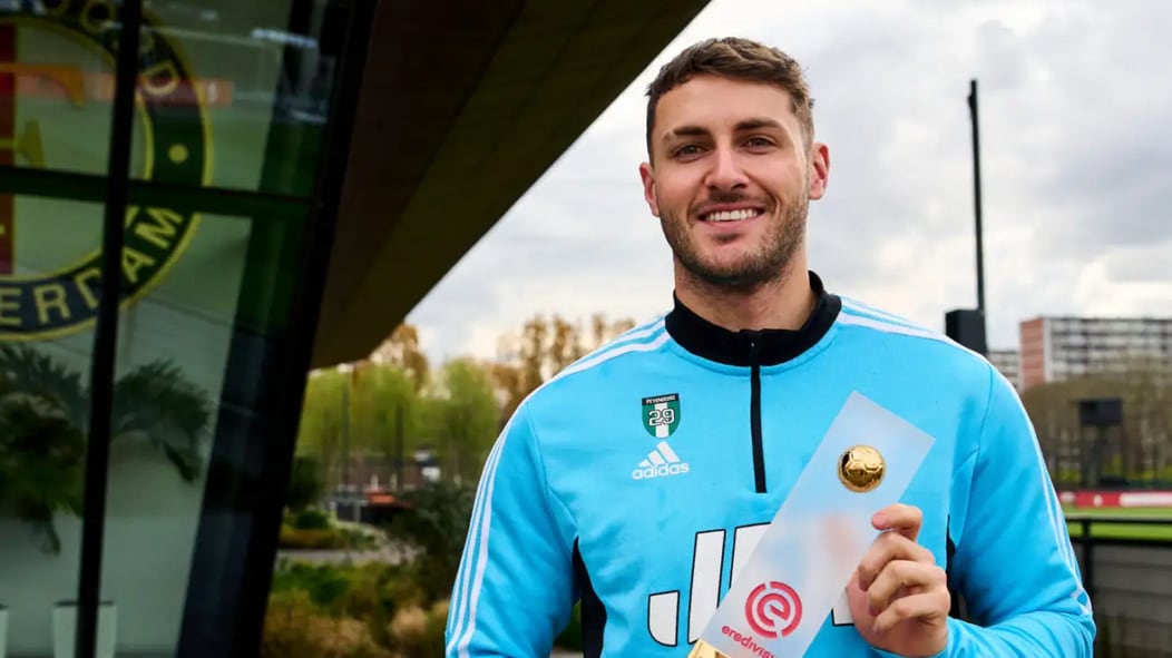Santiago Giménez recibió el galardón “Johan Cruyff Talent of the Month”.