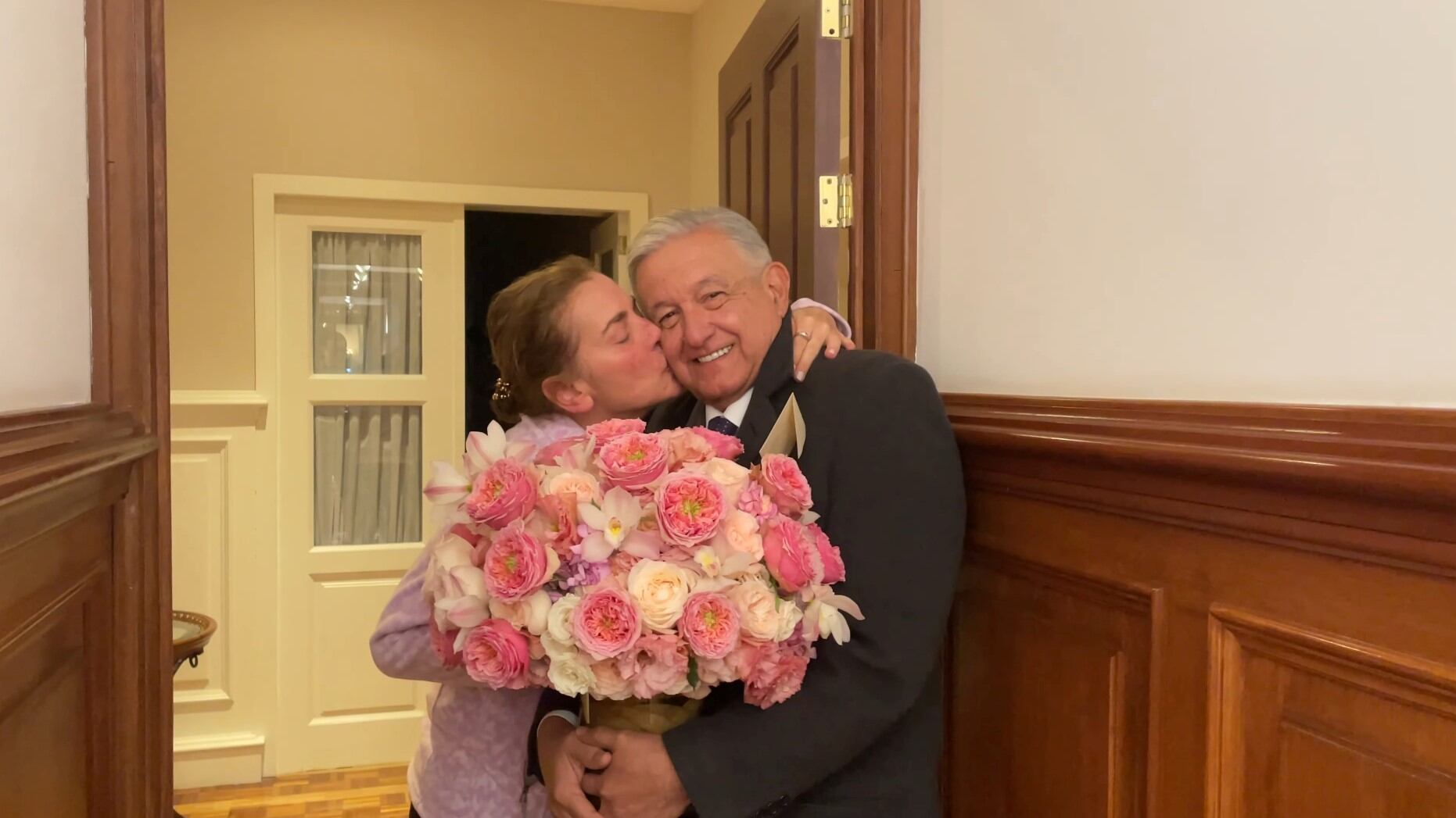 AMLO sorprendió con flores a Beatriz Gutiérrez Müller