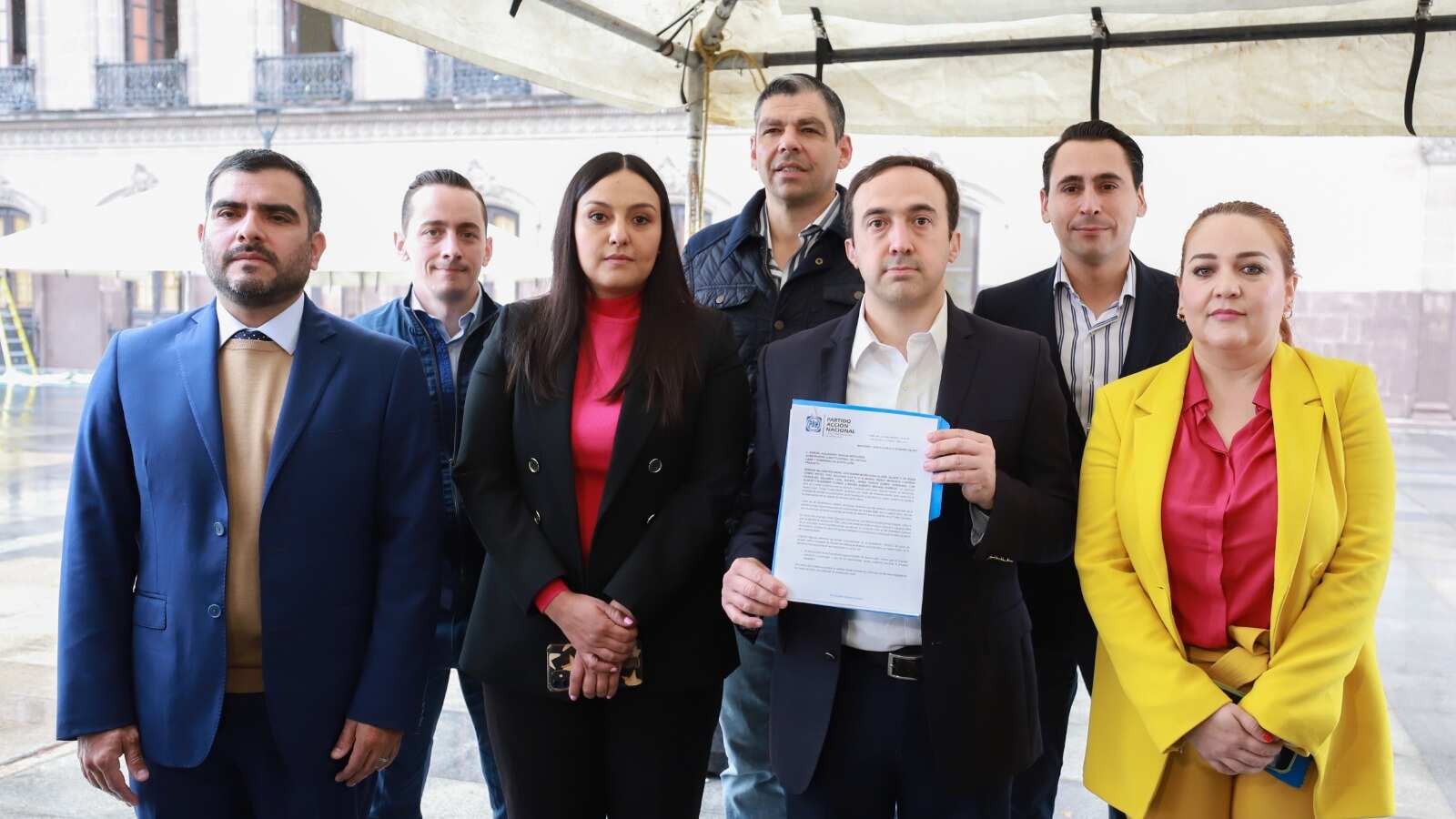 Salinas Wolberg estuvo acompañado por legisladores locales y federales.