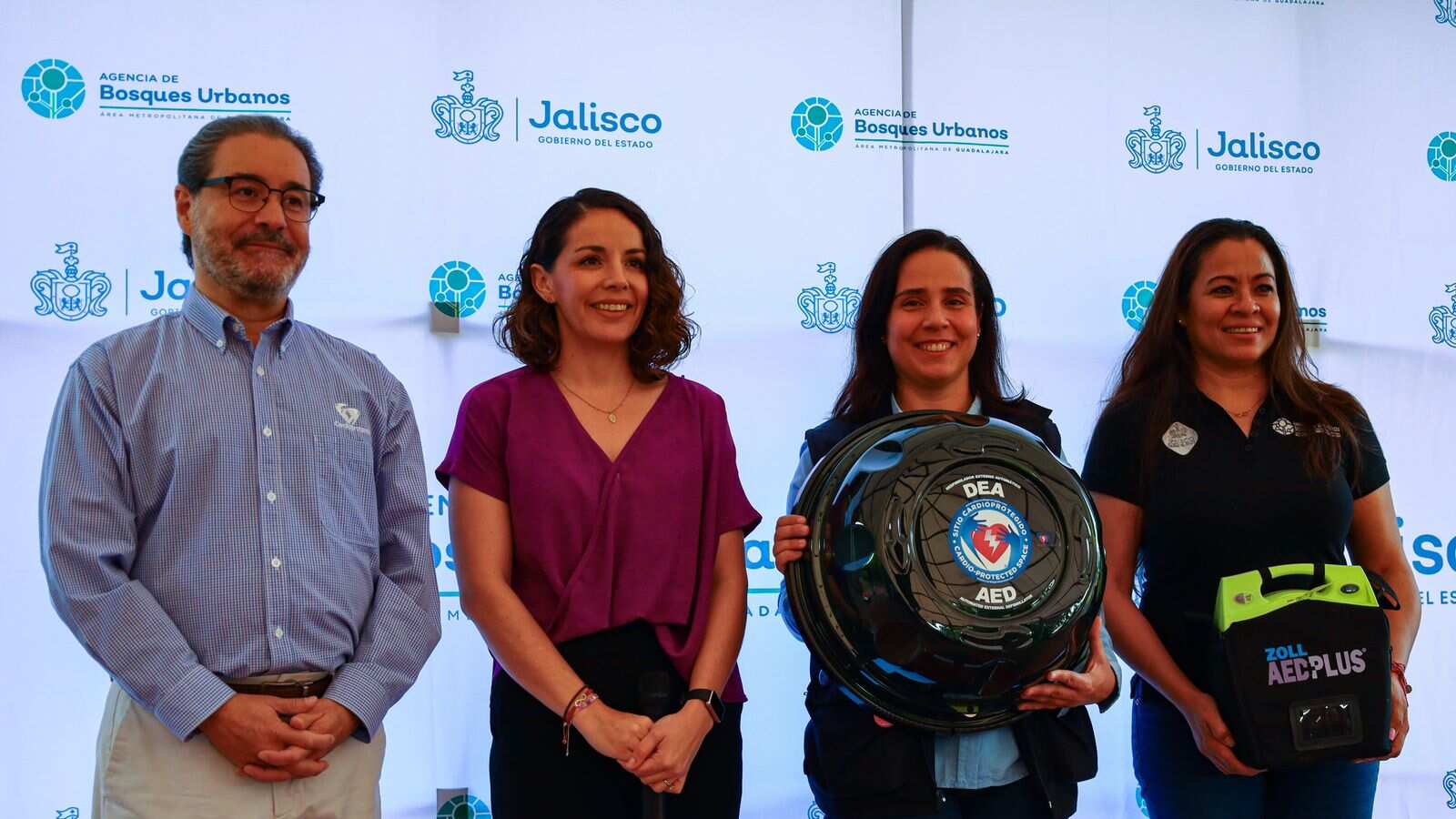 La Agencia de Bosques Urbanos (AMBU) dio un importante paso en su misión de transformar los bosques urbanos en espacios seguros e incluyentes al incorporar el Parque Metropolitano como el tercer bosque cardioprotegido en el Área Metropolitana de Guadalajara (AMG). Esto fue posible gracias a la colaboración con la asociación civil Salvando Latidos, que donó un desfibrilador externo automático (DEA) en el marco del programa "Bosques para Siempre".