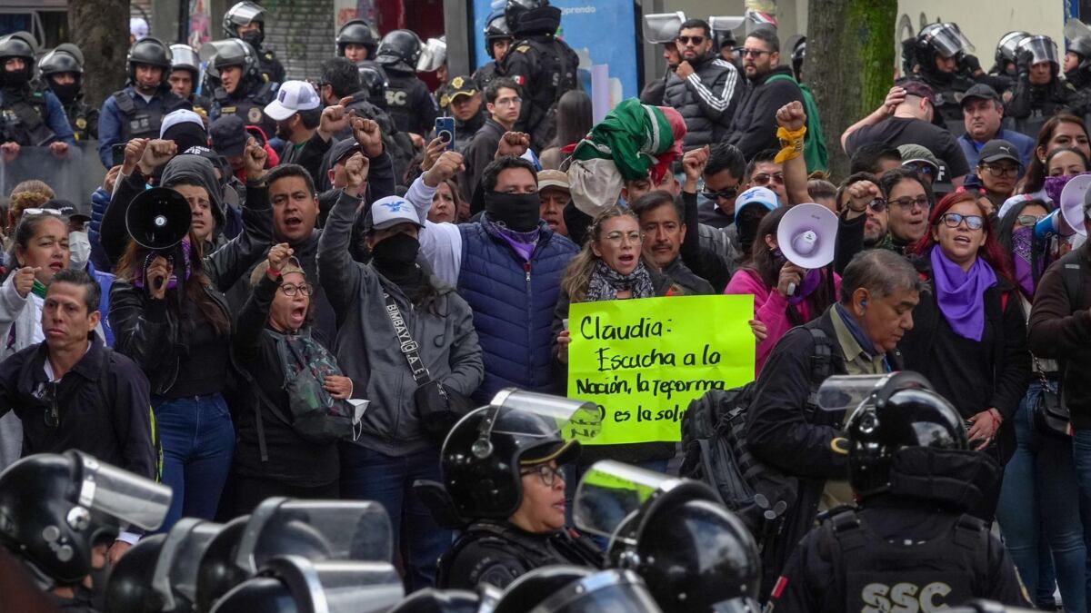 Trabajadores del Poder Judicial están encapsulados y algunos al margen de las rejas que fueron colocados por la Secretaría de Seguridad Ciudadana para resguardar las inmediaciones de la Cámara de Diputados en donde más tarde tomara protesta Claudia Sheinbaum como Presidenta Constitucional de México. Los inconformes se oponen a la aplicación de la Ley al Poder Judicial aprobada hace unos días en la Camara de Diputados y promulgada ya por el Ejecutivo, Andrés Manuel López Obrador.