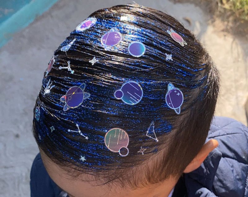Escuelas piden usas peinados locos para celebrar el Día del Niño.