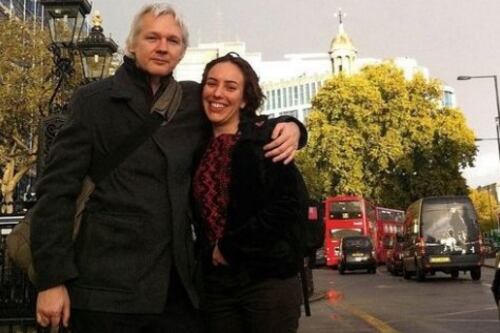 ¿Quién es la esposa de Julian Assange y cómo se conocieron en su cautiverio?