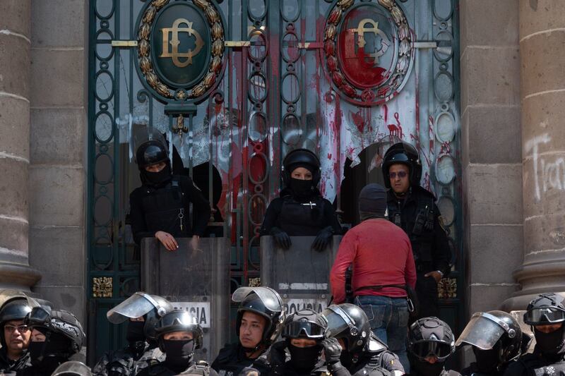 Policías con equipos antimotines resguardan el acceso del Congreso Local tras la protesta del colectivo VIHVELibre.