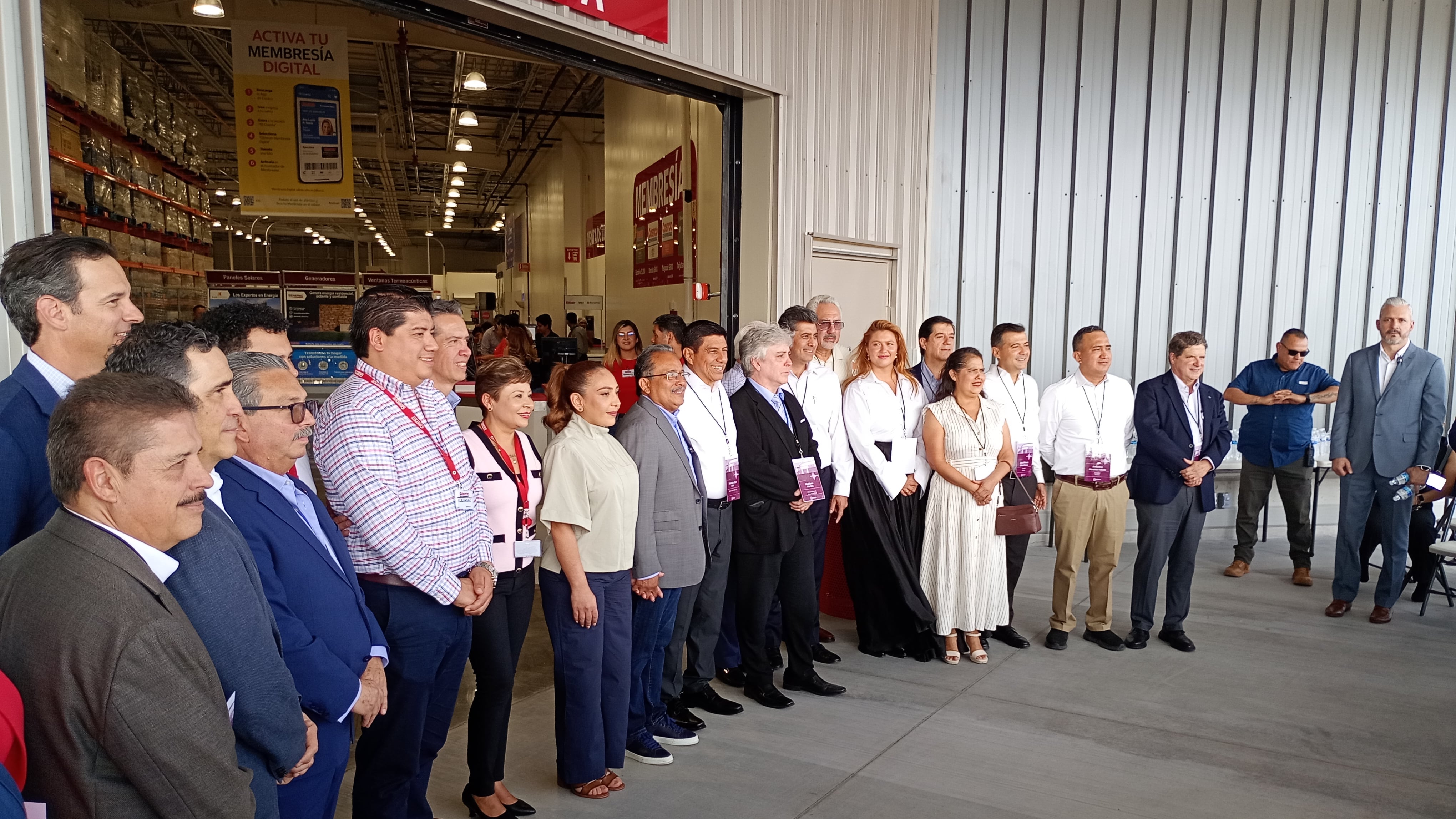 Mijes recorrió el almacén acompañado de representantes de cámaras.