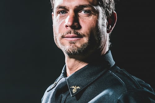 Horacio Pancheri sale de su zona de confort y se convierte en policía en “Héroe de Lobby”